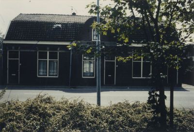 Polderhuis
In het midden is het Polderhuis-  Dit was een zaal die gebruikt werd door het polderbestuur als vergaderruimte-  Deze zaal is later verbouwd als woonhuis-  De bewoners waren o-a  links Fam G Benschop en rechts Fam H Roukens-  In het midden woonde mevr E- Simon
Trefwoorden: Overmeer Gebouw