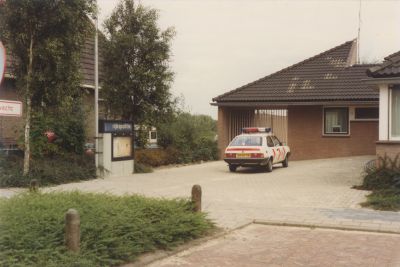 Politiebureau-Overmeerseweg
Politiebureau Overmeerseweg-  Links Woonhuis bij garage Den Berg voorheen Reytenbach
Trefwoorden: Gebouw