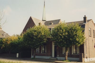 Onderwijzerswoning
Gereformeerde kerk en de oude onderwijzerswoning in volle pracht-  ook v h domineeswoning -  Woning is in 1996 verkocht-  Laatste bewoners waren de Hr- en Mevr- Griffioen-  De kerk wordt heden  1996  verbouwd
Trefwoorden: Domineeswoning Gebouw