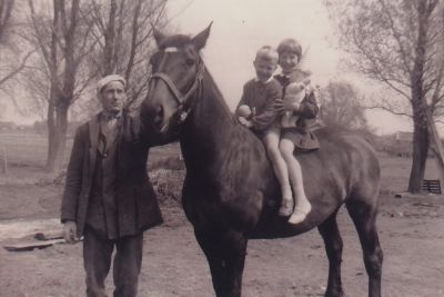 Fam-Ruitenbeek-met-paarden
H v Ruitenbeek met op het paard Herman en Wanda
Middenweg 126
