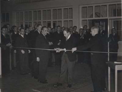 Opening-NERA
Opening Radio-ontvangstation NERA in 1950.
Degene die het lint doorknipt is burgemeester B.A. Ph. Baron van Harinxma thoe Slooten.
