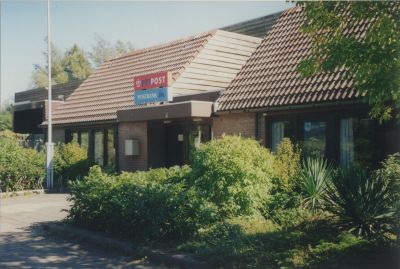 Postkantoor-in-de-Blijk
Postkantoor Blijklaan.
Per 1 oktober 2002 is het postkantoor gesloten; er is een klein agentschap bij Albert Heijn supermarkt aan de Voorstraat gekomen.
Trefwoorden: PTT, Post, de Blijk