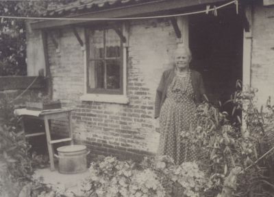 Femke-Stoker-Schakelaar
Mevrouw Femke Stoker-Schakelaar staat aan de achterzijde van haar huisje aan de Meerlaan.
