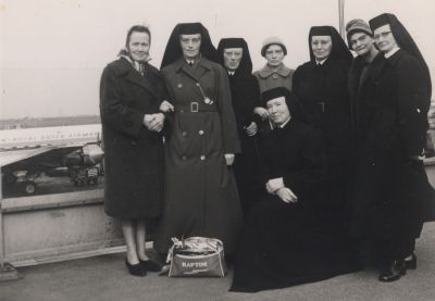 Vijf-nonnen-uit-een-familie-De-meisjes-Smit
Vijf nonnen uit één familie De meisjes Smit. Waarschijnlijk gaat er een naar de missie.
Trefwoorden: Smit