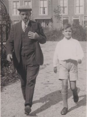 Vader-en-Zoon-Middelkoop
Links: Jacob Middelkoop.
Rechts: Jan Middelkoop.
bij de R.K. Kerk , Dammerweg 6
