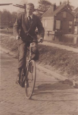 Gijs-Overes-op-de-fiets-op-weg-naar-de-kerk
Gijs Overes op de fiets op de Dammerweg op weg naar de kerk.

