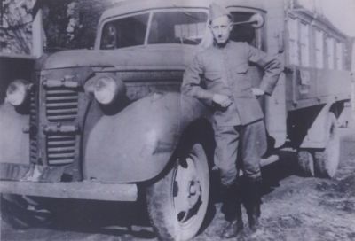 Mobilisatie
De man bij de auto staat op de Voorstraat (waar nu Albert Hein is) .
De man is onbekend.
