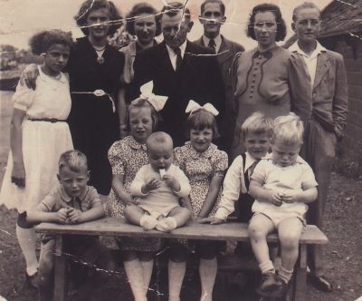 Familiefoto
Achteraan Corry Hageman Lette Helmond Katrien Scheepmaker vader Willem v d Laan Gijs Helmond moeder Dora v d Laan Dirk Bouwer.
Bij de tafel de kinderen v d Laan.
Links Henk rechts Jan en daarnaast Jacob
Trefwoorden: Boerderij