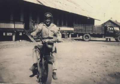 Op-de-Motorfiets
Nederlandse militair op Palembang op Sumatra in Ned. Indië tijdens de 
Politionele Acties van 1946 - 1948.
