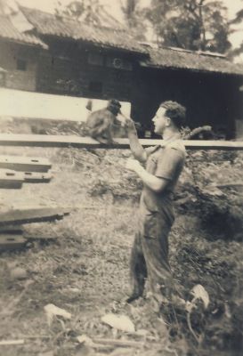 In de kampong
Bram Schriek  in de kampong in Indonesië 1n 1946 tot 1948.
