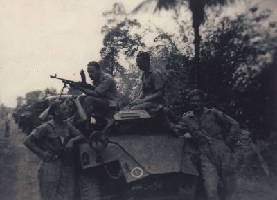 Op-weg-naar-Loeboek-Lingau
Bram Schriek op een legervoertuig AAT 16 ,nr:32 op weg naar Loeboek Lingau in Indonesië.
