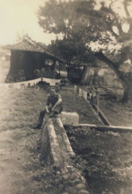 In de kampong
Bram Schriek (geboren in 1927) in de kampong Palembang op Sumatra.
Zie ook Werinon nr. 91 (okt. 2016.)
