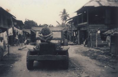 In de kampong
Bram Schriek voorop een legervoertuig in de kampong op Sumatra in 1948.
Zie Werinon 77.
