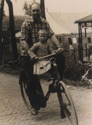 Bram-Scheepmaker-met-kind-op-de-fiets
Bram Scheepmaker met kind (dochter?) op de fiets
