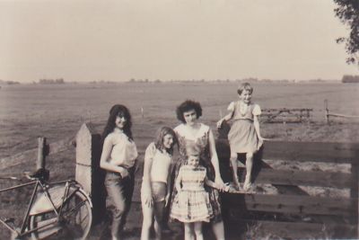 Torenweg-hek-van-Groenendaal
Riek Stobbelaar met dochter Annie, Marijke en ?
Op het hek Lia van Weeghel. Hek van Groenendaal
