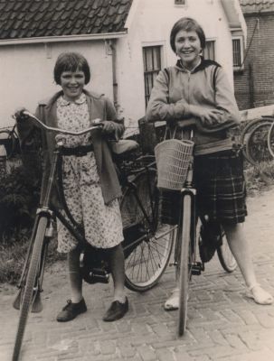 Twee-meisjes-met-de-fiets
Karien Kerssens (links) en Marie Snel (rechts) met de fiets in de hand.

