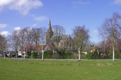 Willibrordkerk
Uitzicht op de Willibrordkerk,  gezien vanuit het zuiden, met aangrenzende witte huisjes van de kerk.
Trefwoorden: Kernaanzicht Nederhorst