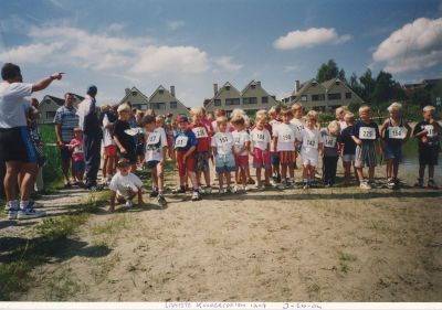 Kinderspelen
Laatste dag kinderspelen1997. 
De woningen op de achtergrond liggen aan De Biezen.
