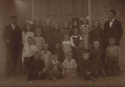 Klassefoto
Klassenfoto met nog onbekende kinderen en twee onderwijzers.
Warinschool op de Overmeerseweg.
