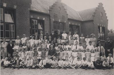 Warinschool
Klassefoto voor de Warinschool.
In het midden de heer H Kalter hoofdonderwijzer ,2e van links met donkere jurk juffrouw de Geus.

