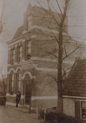 Christelijke-Nationale-School
Christelijke Nationale School op de Dammerweg. 
In het huisje rechts woonden de familie Drijver en Koste- Rensenbrink.
