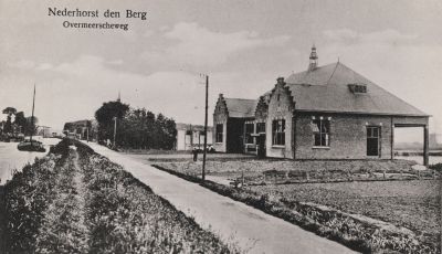 Warinschool
Warinschool aan de Overmeerseweg.
Links de Reevaart. Ansichtkaart 1920
