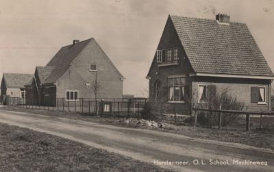 Openbare-Lagere-school
Openbare Lagere school aan de Machineweg  in Horstermeer.
Het huis rechts is van meester Kremer.
Zie Werinon 2013 nr 84
