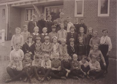 School-met-den-Bijbel
De foto is genomen voor de Jozefschool in 1933
Trefwoorden: Prot.chr.school. Gereformeerd.
