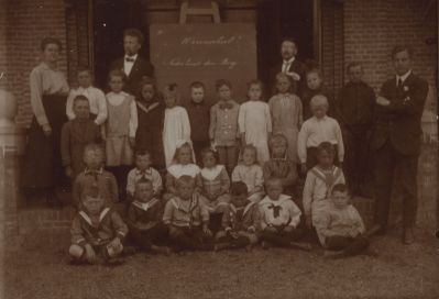 Warinschool-met-kinderen
Kinderen voor de Wavinschool aan de Overmeerseweg rond 1936.
Trefwoorden: Wavinschool