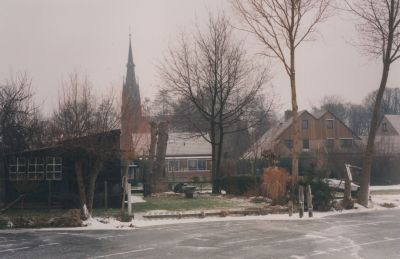 IJsbaan-achter-de-Vaartweg
Gezicht op de Vaartweg.
Op de achtergrond de R.K.Kerk.
Blijkpolder-de IJsbaan
