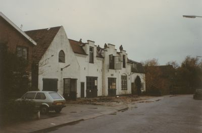 Sloop-gemeentewerf
Sloop gemeentewerf aan de van Ruysdaelstraat omstreeks 1985. 
Voorheen was het een school, klooster en links kapel en weeshuis.
