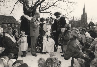 Sinterklaasfeest-Jozefschool
Burgemeester Goudberg verwelkomt Sinterklaas aan de Dammerweg bij de Jozefschool.

