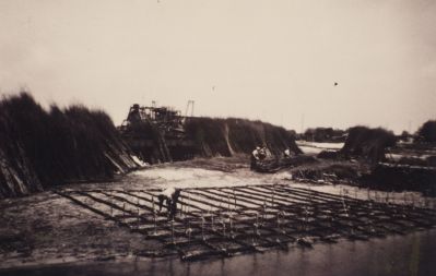 Oeverversterking
Het wilgenhout voor de zinkers -die werden gebruikt om de oevers te versterken i.v.m. de zandwinning- werd aangevoerd met een trailer die uit Werkendam kwam.

