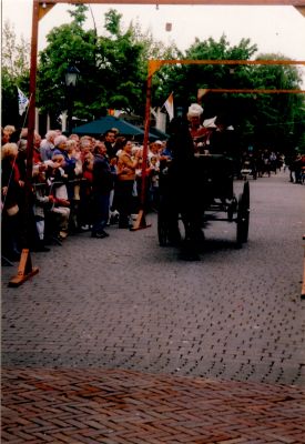 Pleinfeest
Pleinfeest.
Willy Das en Cees Stalenhoef leggen aan het publiek uit wat de spelregels zijn van het levend  ganzenbord.
