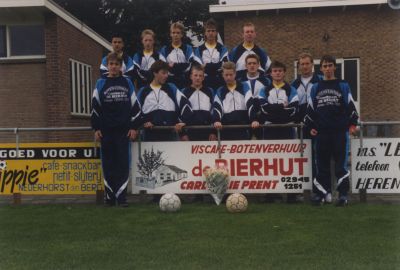 Het Bierhutteam
met  o a: Evert Vernooij.
Trefwoorden: Voetbal