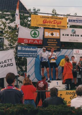 Huldiging-Ronde-van-Overmeer
Huldiging winnaars Ronde van Overmeer.
Op de achtergrond de borden met de verschillende sponsors.
