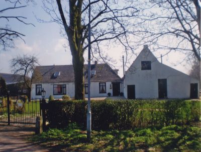 Boerderij
Van de Berg sr was koeboer- Rond 2000 liet hij samen met zoon Egbert een geitenstal bouwen-  Ze zijn daarmee gestopt vanwege het gevaar van de Qkoorts-  Zijn zoon begon een manege die nog steeds in trek is
Trefwoorden: Manege Manege