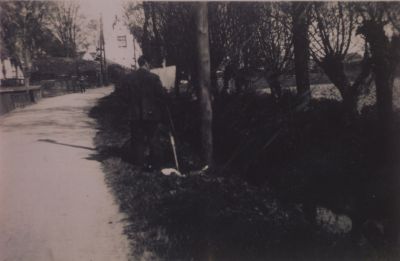 De Torenweg zag er in 1942 zo uit
C v Huisstede, de meubelmaker, met schildersezel langs de Torenweg.
De huisjes aan het J B Plein stonden er nog niet.
Trefwoorden: Schilder