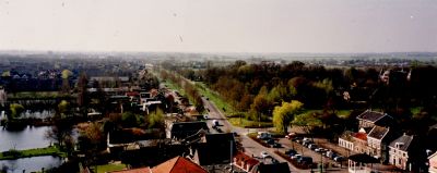 Zicht-op-Nieuw-Overmeerseweg
Panorama vanuit de toren van de R.K.Kerk naar het zuidwesten.
Rechts: Voorstraat, Brilhoek, Kasteel.
Links: Overmeerseweg, IJsbaan, Blijkpolder.
Midden: Nieuwe Overmeerseweg , Slotlaan.
