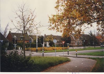 Oversteekplaats
Oversteekplaats voor fietsers en voetgangers komende van het fietspad Slotlaan
over de nieuwe Overmeerseweg naar de oude Overmeerseweg. 
Achter de woningen ligt de Blijkpolder.
