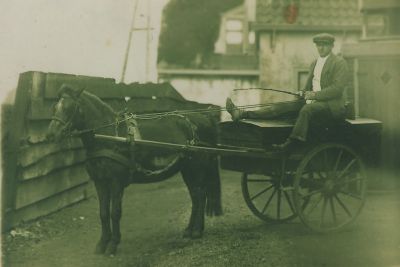 Hittenkar
Willem Dubelaar met de hittenkar-  Vader van Jan Tuut opa van bakker Willem Dubelaar
Trefwoorden: Schulpenburg