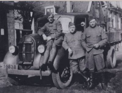 Mobilisatie
Mobilisatie. De mannen staan bij de auto op de Voorstraat waar nu Albert Heijn is.
Rechts op de foto staat Theo van Hemert , die geboren is 21-01-1916 en overleden 30- 08 -1971.
De twee andere mannen zijn onbekend.
