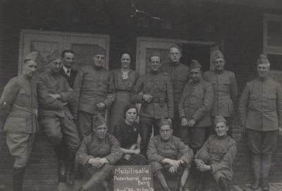 Sergeanten-31e-regiment
Sergeanten van het 31e regiment op het terras van Hotel Nederhorst.
De mobilisatie duurde van 1 september 1939 tot 29 april 1940.
Staand v.l.n.r. Poederbach-Sanders, G.A v d Voorn-Haarlem, A.C. v.d Voorn-Wiegmans,Grijn, Arnoldus, 
Wessel,Heuting, De Hu.
Zittend v.l.n.r. Pasveer, M. Wiegmans, Gremme, Groot.
