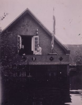 Onderwaterzetting
De Horstermeer was onder water gezet i v m de bezetting van de Duitsers-   Hier staat het huis van Cor van Duin half onder het water vlak na de bevrijding met de vlag in top
Trefwoorden: Oorlog