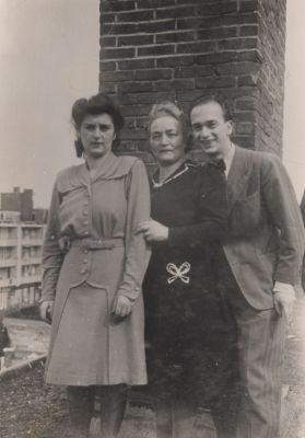 Joodse-onderduikers
Joodse onderduikers 1940-1945.
Roelie, moeder en Herman Opperheim.
Zie Prentenboek van Nederhorst den Berg, pagina 46
