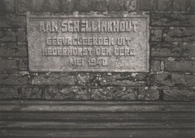 Gedenksteen
Stenen zitbank op 13 augustus 1942 aangeboden door de Bergse evacués , 
die in de meidagen van 1940 opgevangen werden door de gemeente Schellinkhout
