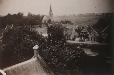 Uitzicht-over-de-Horn-en-Kuyer-polder
Gezicht over de Reevaart op de polder, waar later de wijk Horn en Kuyer gebouwd is. 
De N H Kerk staat op de achtergrond.
