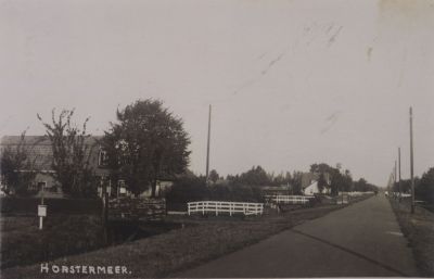 Middenweg-tussen-1940-en-1945
Dit is de Middenweg voor de inundaties van 1940 en 1945.
De Middenweg werd ook Hoofdweg of Nieuwe weg genoemd.
Op de achterzijde staat: Joh.van Harskamp – Oterleek/Alkmaar.
Trefwoorden: Nieuwe weg Hoofdweg