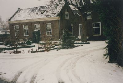 Sneeuwblik-op-huis-aan-de-Eilandseweg
Woonhuis van de familie Ploegstra.
In het voorhuis woont P.Hesseling.
Trefwoorden: Het grote eiland