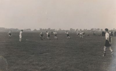 Lustrumwedstrijd-RKSV-VBO-tegen-Actif
Reeweg, voetbalveld V.B.O.
Lustrumwedstrijd R.K.S.V. V.B.O. tegen Actif uit Hilversum.
Trefwoorden: Lustrumwedstrijd